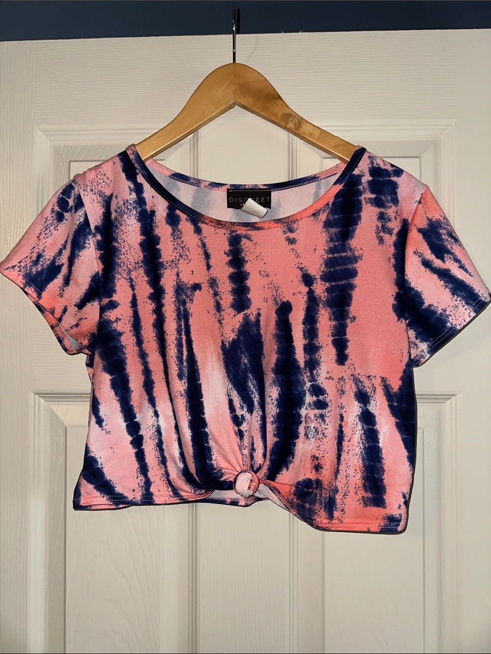 Discreet tie front tie dye crop top